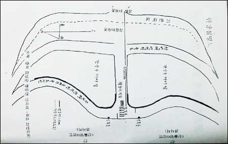 꽃동네 정문 앞 기존도로(맨 위)에서 도로가 한 번 바꿨고(중간) 다시 지금의 굽은 도로(맨 아래)로  바뀌고 방음벽이 쳐 졌다. 